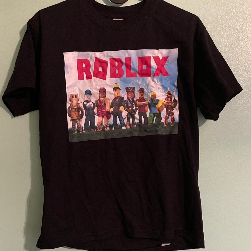 Roblox shirt never worn. Roblox picture is wrinkly